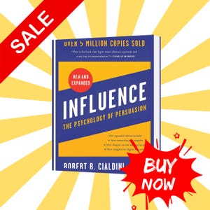 以下が含まれることがあります： 「Influence: The Psychology of Persuasion」というタイトルの本で、青、黄色、白の表紙です。表紙のテキストには「500万部以上販売」と「新版」が含まれています。赤い「セール」バナーと「今すぐ購入」グラフィックも表示されています。