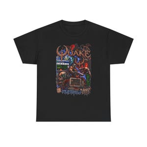Może przedstawiać: Czarny t-shirt z krótkim rękawem z nadrukiem graficznym przedstawiającym słowo QUAKE u góry, okno GeoCities, czaszkę, monitor komputerowy oraz postać z bronią. Widoczny jest tekst THE INTERNET CHANGES EVERYTHING oraz rok 1997.