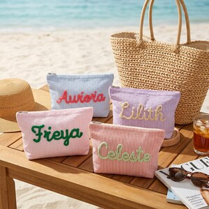 Individuell gestaltete Kosmetiktasche aus Seersucker, personalisiertes Brieftäschchen aus Chenille, Reise-Kulturbeutel, Geschenk für Brautjungfern