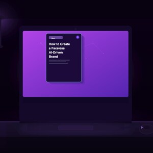 Peut inclure: Un écran d'ordinateur affiche un rectangle sombre avec le texte "How to Create a Faceless AI-Driven Brand" sur un fond violet. La scène est faiblement éclairée d'une teinte violette, suggérant un espace de travail numérique ou une présentation.