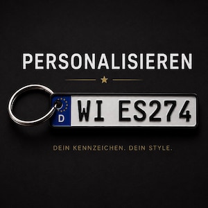 Könnte beinhalten: Ein rechteckiger Schlüsselanhänger mit einem schwarz-weißen Nummernschild-Design und der Aufschrift "WI ES274". Der Schlüsselanhänger ist an einem silbernen Ring befestigt. Die Wörter "PERSONALISIEREN" und "DEIN KENNZEICHEN. DEIN STYLE." sind ebenfalls sichtbar.