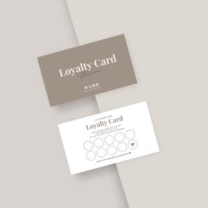 Könnte beinhalten: Zwei rechteckige Treuekarten. Die obere Karte ist taupefarben mit weißem Text Loyalty Card, esthetician und Social-Media-Symbolen. Die untere Karte ist weiß mit schwarzem Text Loyalty Card, zehn kreisförmigen Stempelfeldern und einem Herz.