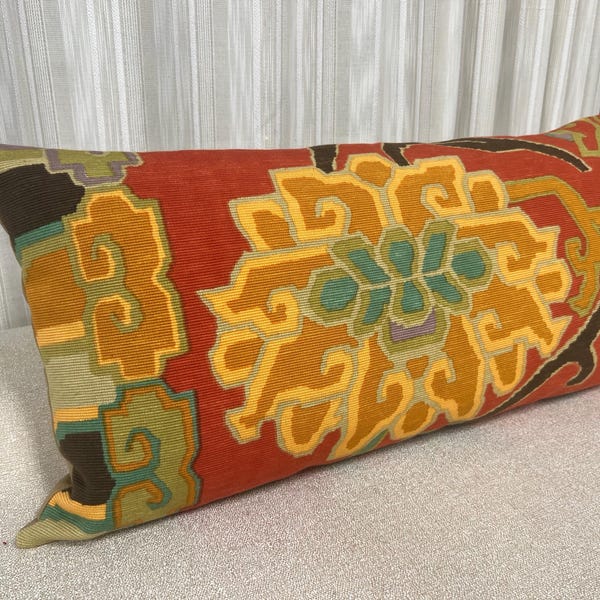 Cowtan and Tout, 100% cotton , Kohi-Nor, 16x30 lumber, with neutral cotton back, zipper closure.