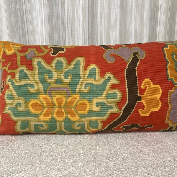 Cowtan and Tout, 100% cotton , Kohi-Nor, 16x30 lumber, with neutral cotton back, zipper closure.