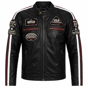 Puede incluir: Una chaqueta de cuero negra con cremallera frontal completa, cuello con botón a presión y rayas de carreras blancas y rojas en las mangas. El pecho y las mangas están decorados con varios parches bordados, incluyendo American Heritage, USA Motorcycles y Route 66.