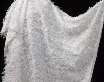 Biała, frędzlowa, teksturowana tkanina z wycięciami | Miękka, kreatywna tkanina haute couture na sukienki i garnitury, sprzedawana na metry. A44