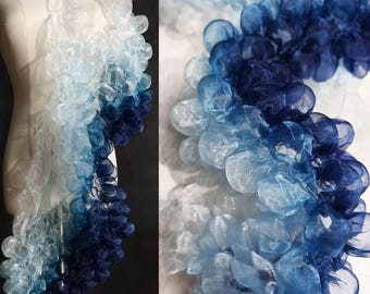Tkanina bąbelkowa 3D Ombre Bubble Gauze, tiul z niebieskim gradientem, od głębokiego granatu do jasnoniebieskiej bieli, sprzedawana na paski, do dekoracji sukienek i odzieży. A01
