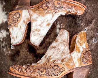 Myra women’s boots/ booties cowhide tan and white size 9