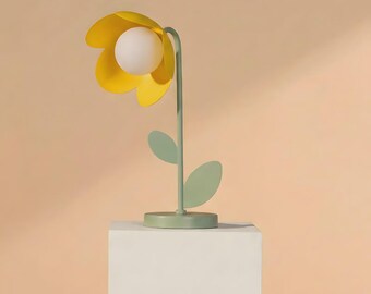 Blominspirerad bordslampa i metall: Gul kronbladsskärm, grön stång, matt finish
