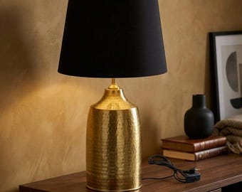 Modern guldfärgad bordslampa med texturerad tygskärm – Elegant sänglampa