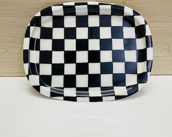 Den klassiska bricka med målat schackmönster för servering i hemmet och på baren