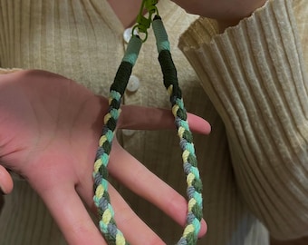 Hand-woven paracord green phone strap, brightly colored woven rope bag decorations.