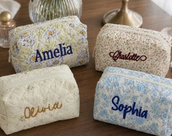 Pochette per il trucco personalizzata trapuntata con motivo floreale, pochette cosmetica personalizzata con ricamo, regalo per la proposta di damigella d'onore, trousse da viaggio elegante