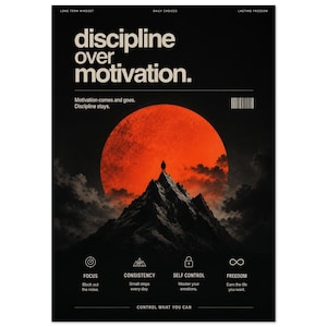 Op de afbeelding: Een zwarte poster met een grote rode zon achter een bergtop met een klein silhouet bovenaan. De tekst luidt: discipline over motivation, Motivation comes and goes. Discipline stays, FOCUS, CONSISTENCY, SELF CONTROL, FREEDOM.