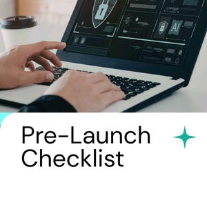 Könnte beinhalten: Ein Laptop-Bildschirm zeigt eine Sicherheits-Oberfläche mit einem Schild- und Schloss-Symbol. Der Text "Pre-Launch Checklist" wird darunter angezeigt. Das Bild zeigt auch eine Kaffeetasse und Hände, die auf der Tastatur tippen.