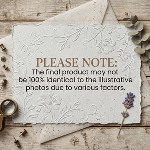 Puede incluir: Papel blanco texturizado con dise&ntilde;os florales en relieve y el texto "PLEASE NOTE: El producto final puede no ser 100% id&eacute;ntico a las fotos ilustrativas debido a varios factores." Se ven una lupa y chinchetas.