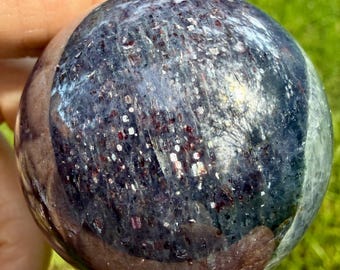 ZELDZAAM! Ioliet Zonnesteen Bol | Blauwviolet Kristal met Koperkleurige Aventurescentie | Verzamelobject | Viking Zonnesteen Edelsteen 50 mm