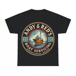 Peut inclure: Un t-shirt noir avec un motif circulaire central représentant un bateau de pêche sur l'eau. Le texte indique ANDY & RED'S BOAT SERVICING ZIHUATANEJO MEXICO, accompagné de deux icônes de pioches croisées sur les côtés gauche et droit.
