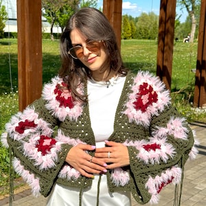 Cárdigan de ganchillo cuadrado de la abuela, suéter verde extragrande hecho a mano, chaqueta bohemia de retazos con lazos