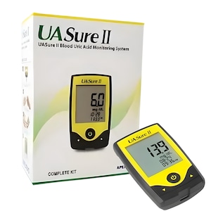 Peut inclure: Le kit complet du système de surveillance de l'acide urique UA Sure II présente une boîte avec un lecteur numérique jaune et noir affichant 6,0 mg/dL. Un lecteur portatif jaune et noir assorti est placé devant, indiquant 13,9 mg/dL à l'écran.