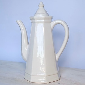 Caffettiera vintage in gres bianco Heritage di Pfaltzgraff, anni '60, utensili da cucina in stile rustico di metà secolo.