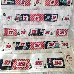 Gestickter Weihnachtsmann-Adventskalender
