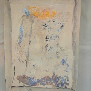 Puede incluir: Pintura abstracta sobre lienzo con una superficie texturizada. La pintura presenta tonos de beige, marr&oacute;n, naranja y azul. La pintura tiene un aspecto en capas con diferentes texturas y colores.