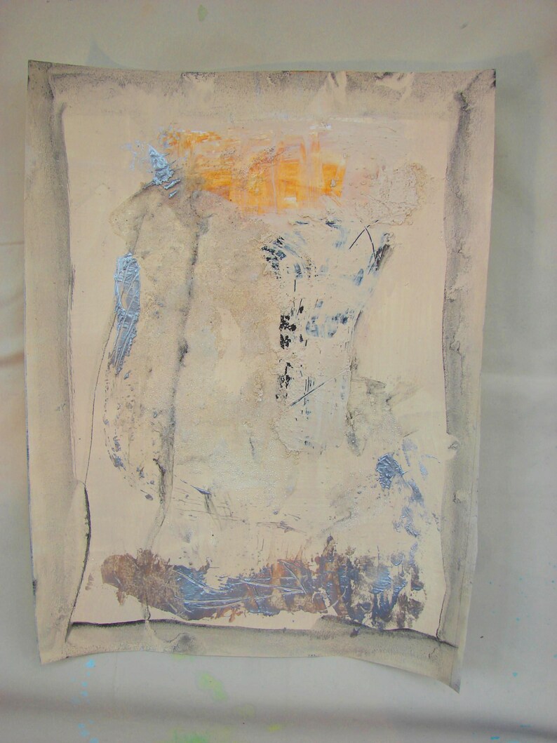 Puede incluir: Pintura abstracta sobre lienzo con una superficie texturizada. La pintura presenta tonos de beige, marr&oacute;n, naranja y azul. La pintura tiene un aspecto en capas con diferentes texturas y colores.
