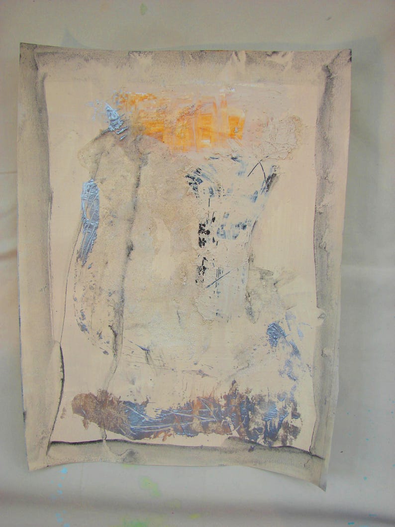 Puede incluir: Pintura abstracta sobre lienzo con una superficie texturizada. La pintura presenta tonos de beige, marr&oacute;n, naranja y azul. La pintura tiene un aspecto en capas con diferentes texturas y colores.