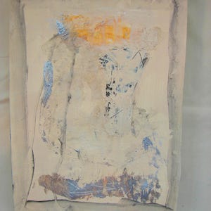 Puede incluir: Pintura abstracta sobre lienzo con una superficie texturizada. La pintura presenta tonos de beige, marr&oacute;n, naranja y azul. La pintura tiene un aspecto en capas con diferentes texturas y colores.