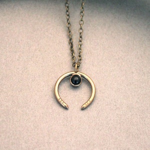 Eenvoudige halvemaan squash bloesem ketting met onyx in sterling of messing- korte, kleine moderne squash bloesem