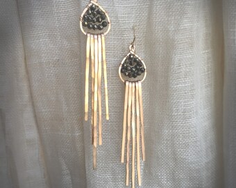 Ra Earrings in hammered bronze and pyrite