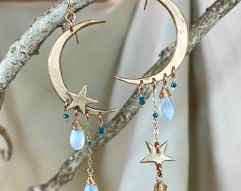 Nacht Schwimmen Halbmond und Sterne Ohrringe in Bronze mit Mondstein und Blaue Diamanten