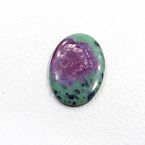 Rubino naturale in zoisite, cabochon ovale, gemma sfusa di un vibrante colore rosa-verde.