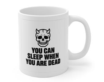 Taza "Puedes dormir cuando estés muerto", taza de café con calavera divertida, regalo para adictos al trabajo, taza para insomnes, diseño de calavera en blanco y negro, impresión en la UE.