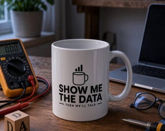 Taza divertida de ingeniero: Muéstrame los datos y luego hablamos. Impresa en EE. UU.