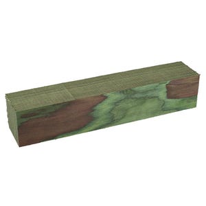Può includere: Un blocco rettangolare di legno caratterizzato da un distinto motivo cromatico di marrone profondo e verde vibrante. La venatura del legno è visibile su tutta la superficie, mostrando una texture naturale con macchie organiche alternate.
