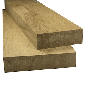 Peut inclure: Deux pièces rectangulaires de bois de chêne brun clair empilées l'une sur l'autre. Le bois présente un motif de grain naturel visible avec des tons bruns clairs et foncés, des surfaces plates et lisses, et des bords nets et coupés.