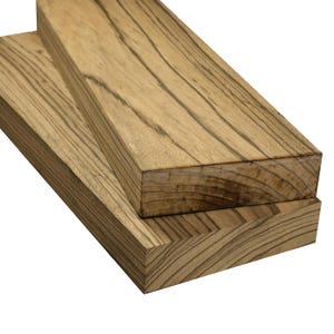 Könnte beinhalten: Zwei rechteckige Holzbretter, die übereinander gestapelt sind. Das Holz hat eine hellbraune Grundfarbe mit markanten, dunkelbraunen, parallelen Maserungslinien, die sich über die flachen Oberflächen und die Schnittkanten der Bretter erstrecken.