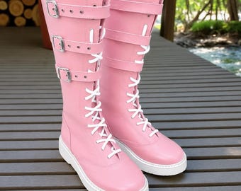 Stivali al ginocchio rosa chiaro fatti a mano / Calzature gotiche stringate personalizzate con nome