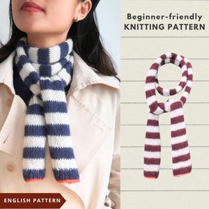 Könnte beinhalten: Ein gestrickter Schal mit horizontalen Streifen in Weiß und Dunkelblau, der an den Enden mit einem dünnen orangefarbenen Saum versehen ist. Das Bild enthält den Text "Beginner-friendly KNITTING PATTERN" und "ENGLISH PATTERN".
