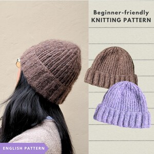Peut inclure: Une femme porte un bonnet en tricot marron. L'image montre également trois bonnets en tricot marron et violet. Le texte sur l'image indique "Beginner-friendly KNITTING PATTERN" et "ENGLISH PATTERN".