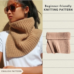 Op de afbeelding: Een beige gebreide col met een geribbelde textuur. De afbeelding bevat de tekst "Beginner-friendly KNITTING PATTERN" en "ENGLISH PATTERN" op een beige achtergrond met horizontale lijnen en een persoon die de col draagt.