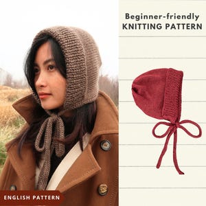 Könnte beinhalten: Eine braune Strickhaube mit geripptem Rand und Bindebändern, neben einer roten Strickhaube mit Bändern. Das Bild enthält den Text "Beginner-friendly KNITTING PATTERN" und "ENGLISH PATTERN" auf einem linierten Hintergrund.