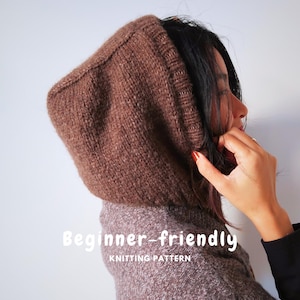 Puede incluir: Una capucha de punto marrón con un borde acanalado, que presenta una construcción de hilo texturizado. El texto "Beginner-friendly KNITTING PATTERN" está superpuesto en la imagen. La capucha se lleva sobre la cabeza, cubriendo la parte superior.