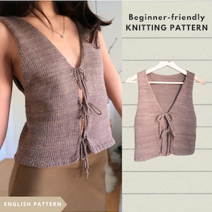 Puede incluir: Un chaleco de punto en color malva apagado con cuello en V profundo y cierre de lazo. El chaleco sin mangas tiene un patrón de punto texturizado. La imagen también incluye el texto "Beginner-friendly KNITTING PATTERN" y "ENGLISH PATTERN".