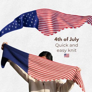 Puede incluir: Una bufanda triangular tejida con una sección azul con patrones de estrellas blancas y una sección de rayas rojas y blancas. El texto 4th of July Quick and easy knit se muestra junto a un pequeño icono de la bandera estadounidense.