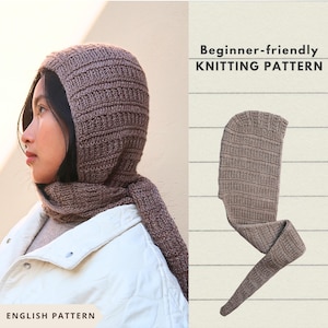 Pode incluir: Um capuz de malha castanho com cachecol integrado apresentando uma textura canelada. A imagem inclui o texto "Beginner-friendly KNITTING PATTERN" e "ENGLISH PATTERN" exibido num fundo claro com linhas horizontais.