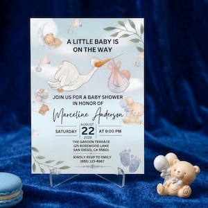 Könnte beinhalten: Eine Babyparty-Einladungskarte mit einem weißen Storch, der ein Bündel trägt, einer Mondsichel mit Teddybär und blauen Aquarellwolken. Der Text lautet: A LITTLE BABY IS ON THE WAY, JOIN US FOR A BABY SHOWER IN HONOR OF Marceline Anderson, SATURDAY AUGUST 22 2028 AT 9:00 PM, THE GARDEN TERRACE 125 ROSEWOOD LANE SAN DIEGO, CA 55601, KINDLY RSVP TO EMILY (655) 123-4967.