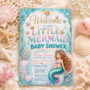 Könnte beinhalten: Eine rechteckige Babyparty-Einladungskarte mit einer Meerjungfrauen-Illustration, goldenem Glitzertext und Unterwassermotiven wie Muscheln, Seesternen und Korallen. Der Text lautet Welcome to our Little Mermaid Baby Shower, Samantha and Mason Green, Saturday, October 25, 2:00PM to 5:00PM, Green's Residence, 123 Party Drive, Trinity, NY 10006, RSVP to Jane at 123.456.7890, Registered at Target & Amazon.